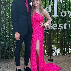 Sherri Hill prom dress #54330! Altered size 0. For reference I am around 5’0.